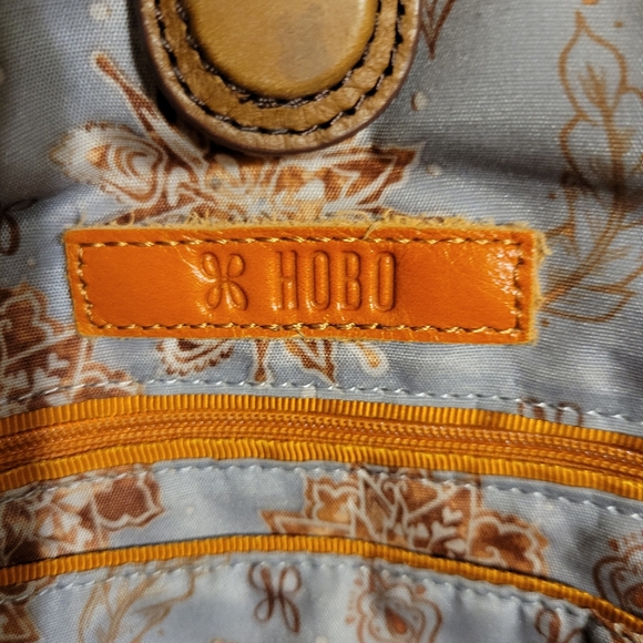 HOBO Versatile Tofee Colored Leather Shoulder Bag - Picture 4 of 10